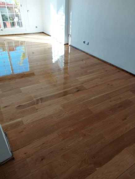 Pasillo con parquet recién barnizado con brillo