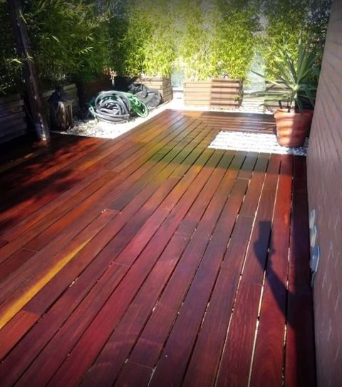 Tarima de exterior de madera en una terraza