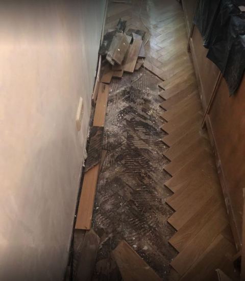 Parquet con tablillas levantadas antes de la reparación