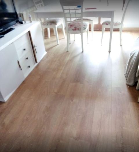 Salón con parquet claro barnizado