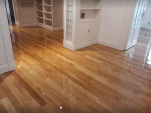 Tarima barnizada en vivienda amplia