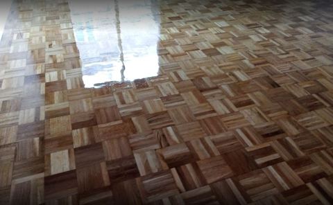 Parquet mosaico barnizado con brillo