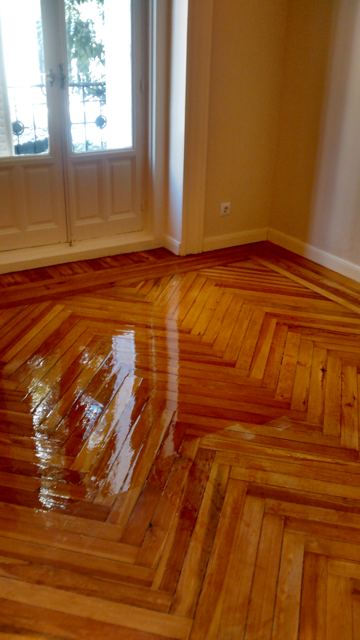 Parquet en espiga barnizado junto a un balcón