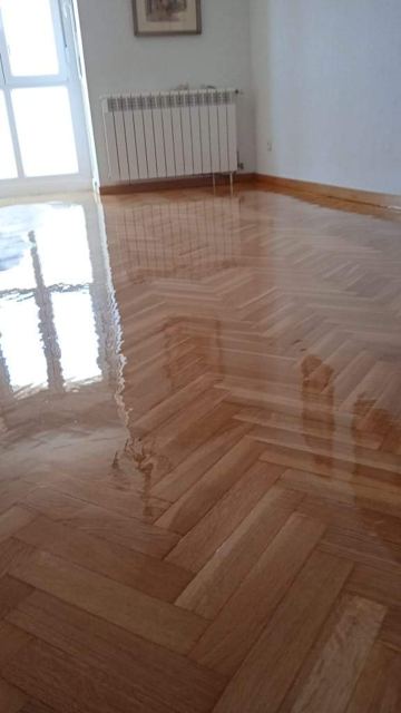 Parquet barnizado en salón con radiador