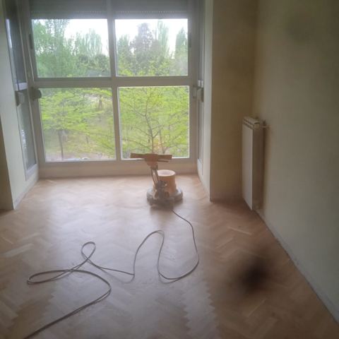Lijado de parquet con máquina profesional