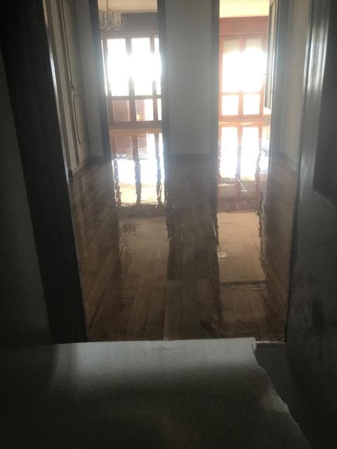 Pasillo de parquet recién barnizado