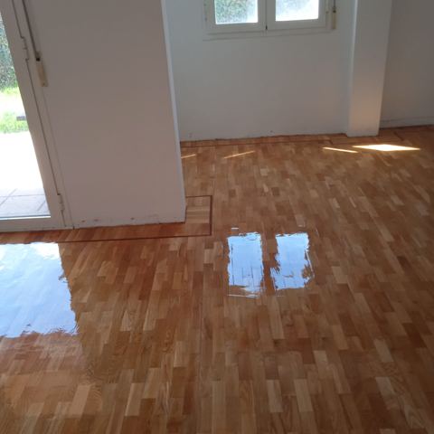 Parquet en espiga barnizado con luz natural