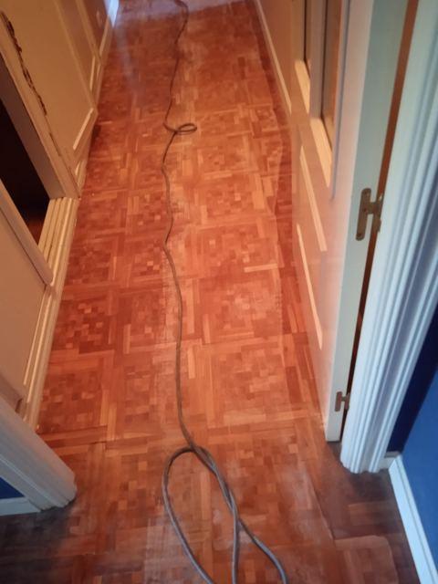 Pasillo de parquet durante el acuchillado
