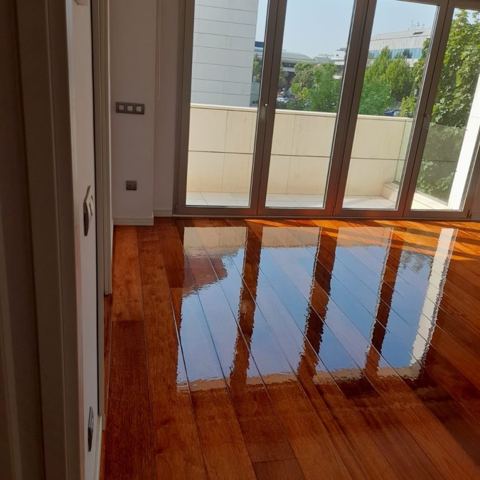 Parquet barnizado en habitación con terraza