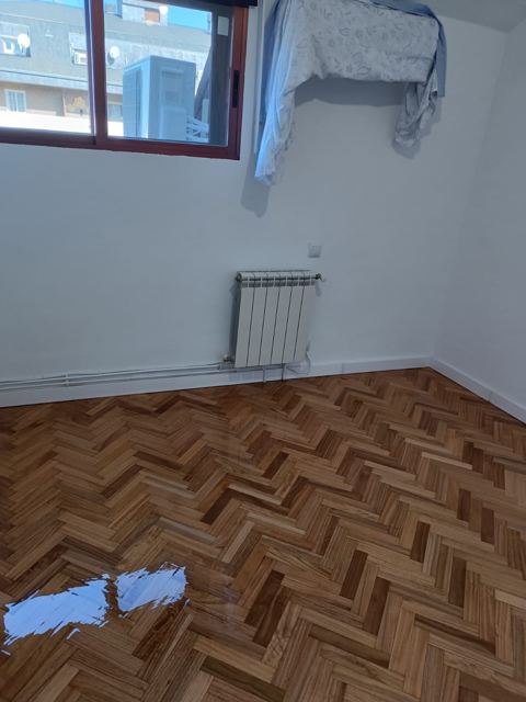 Parquet en espiga en habitación vacía