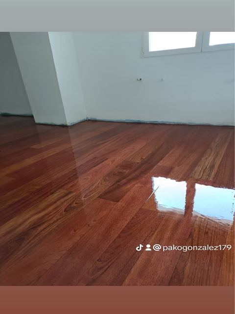 Parquet oscuro con barniz brillante