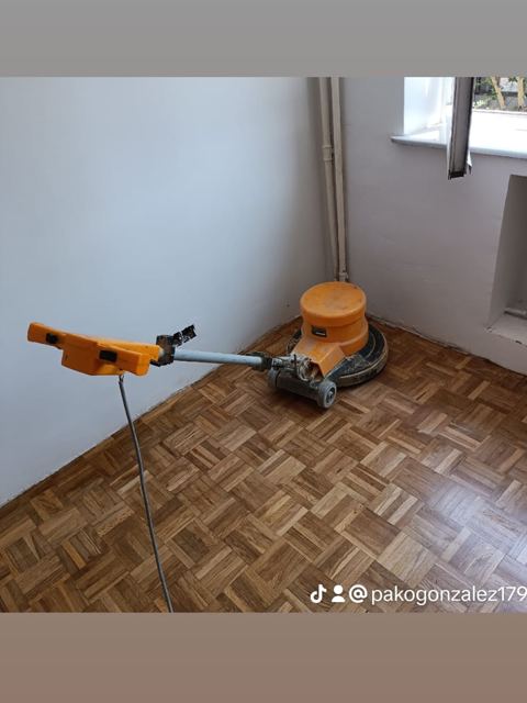 Lijadora profesional sobre parquet en espiga