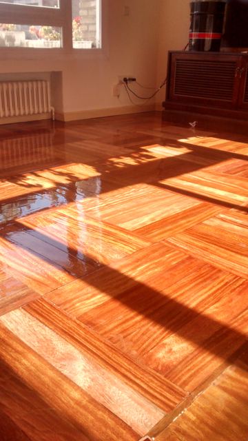Parquet barnizado con brillo en una habitación