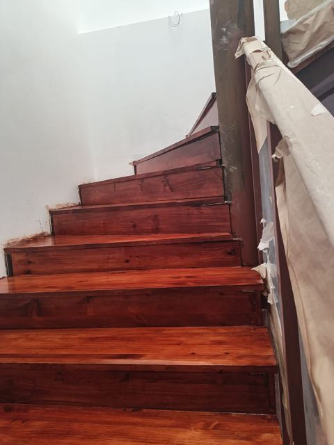 Escalera con peldaños de madera barnizados