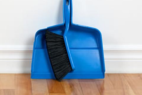 Rodapié blanco instalado sobre parquet