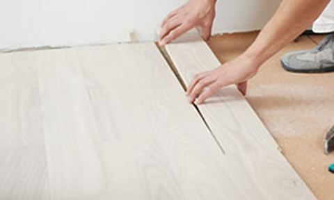 Instalación de suelo laminado claro